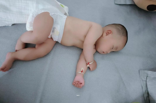 伊犁哈萨克宝宝夏天要穿袜子吗
